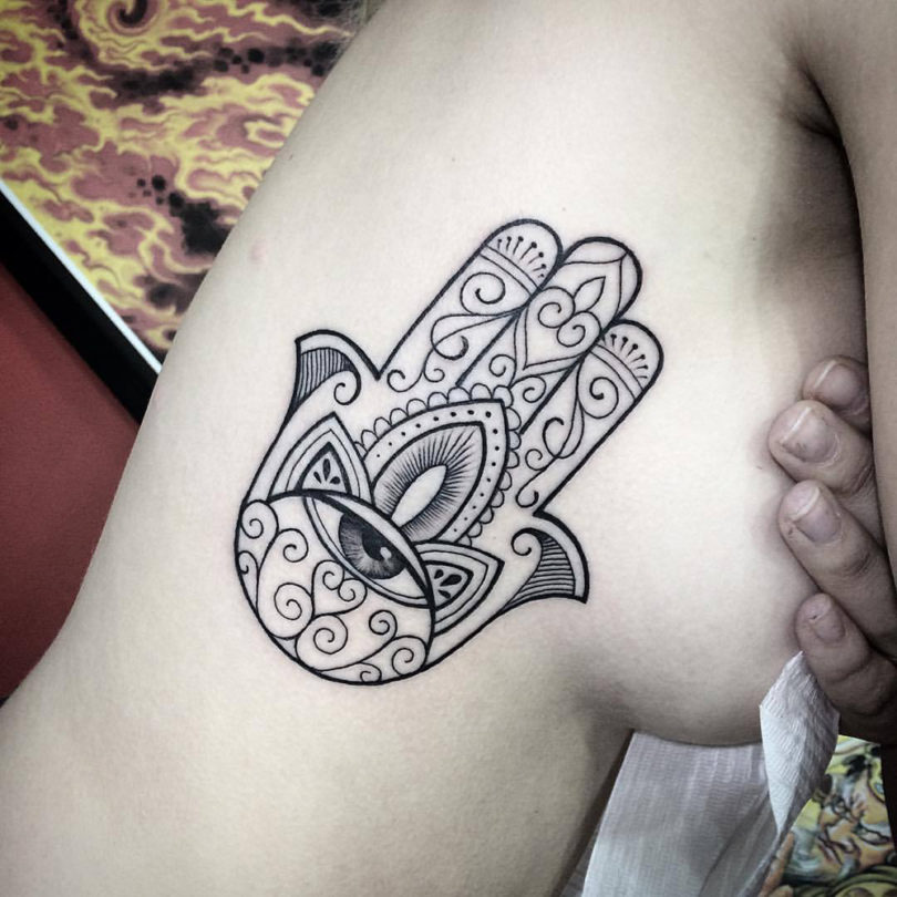 Tatuagem Hamsá (mão de Fátima) significado e ideias para você se inspirar Tatuagem Hamsá (mão de Fátima) significado e ideias para você se inspirar