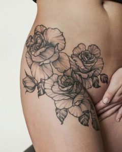 Featured image of post Fotos De Tatuagens Femininas Delicadas Na Virilha V rios tipos e modelos de fotos e imagens de tatuagens femininas delicadas escritas borboletas frases pequenas no pulso e mais