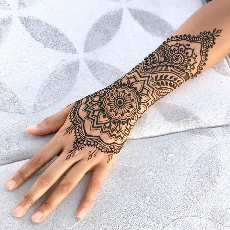 Entenda como funciona a tatuagem de Henna e veja se vale a