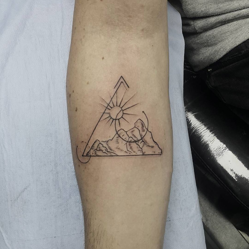 A mania da tatuagem triângulo confira algumas ideias