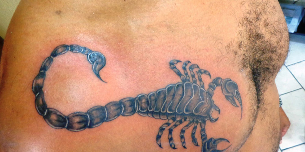 Tatuagem de escorpião na bunda