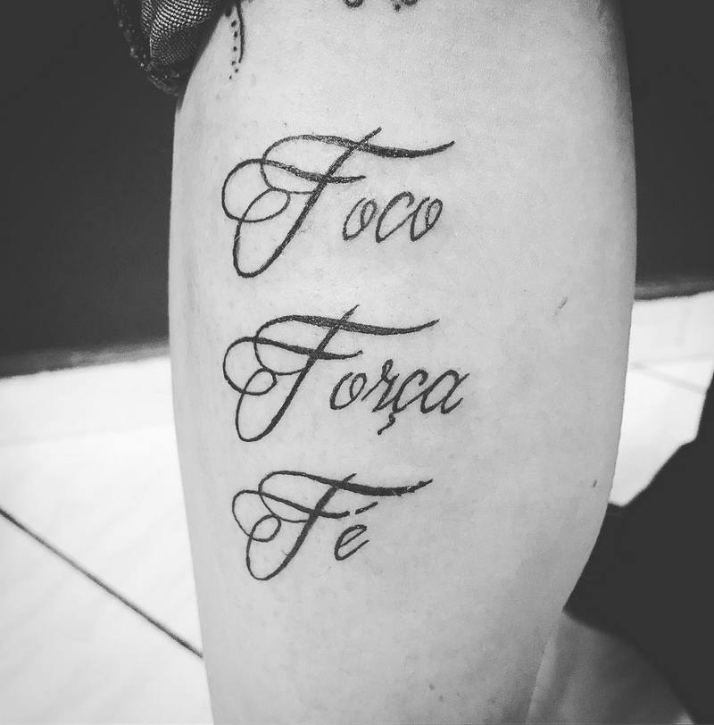 Tatuagem "foco, força e fé"