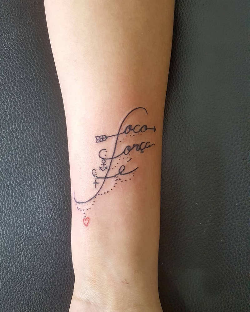Tatuagem "foco, força e fé"