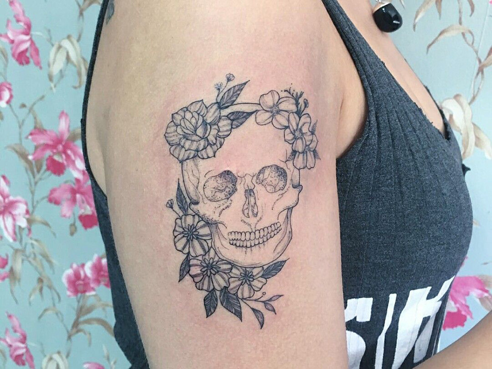 Featured image of post Tatuagem De Caveira Feminina Na M o Tatuagem de caveira na m o