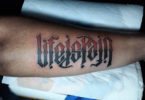 Tatuagem de ambigrama