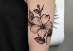 Tatuagem de hibisco