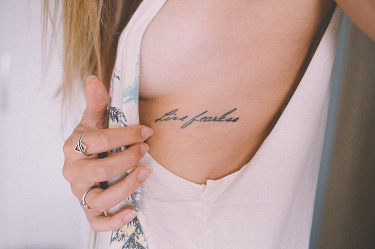 Tatuagem na costela feminina