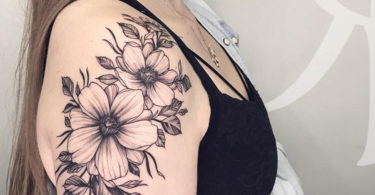 Tatuagem no ombro feminina