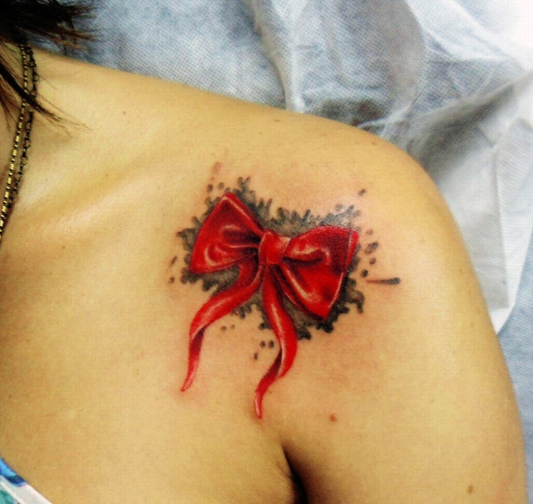 Tatuagem no ombro feminina
