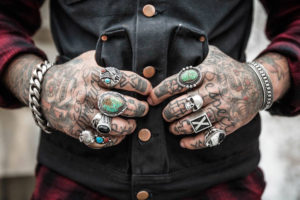 Tatuagem na mão