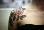 Tatuagens no ombro