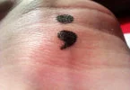 Tatuagens ponto e virgula